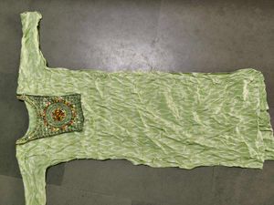 Elegant Green Embroidered Kurta+🎁