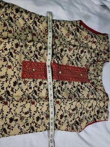 Beige red floral print sleevless kurta set xl size