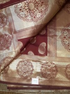 Elegant Maroon Paisley Saree with Blouse piece.