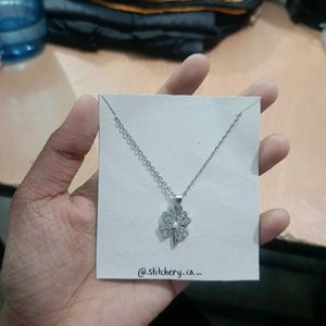 Sparkling Clover Necklace with Pearl