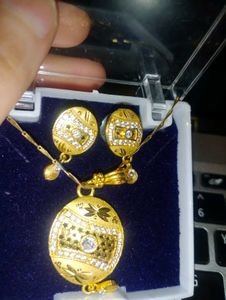 ❤🤩Exquisite Gold Pendant & Earring Set❤🤩