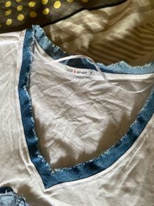 baggie tshirt White V-Neck T-Shirt with Floral App