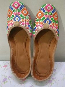 Women Paisley Print Juttis