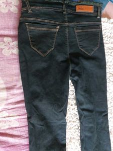 LEVIS❗️PRICE DROP RIPPED BOOTCUT JEANS🎀