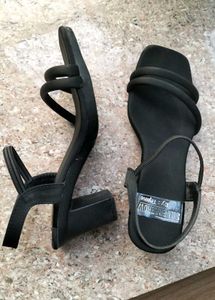 Black drift heeled block heel