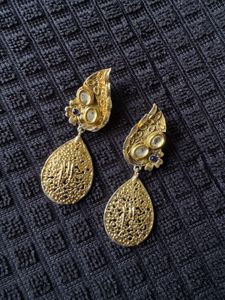 Exquisite Gold Toned Drop Earrings