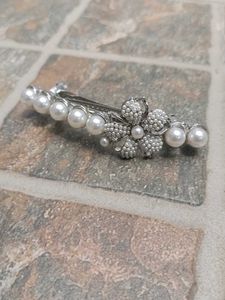 Elegant Pearl &amp; Floral Hair Clip