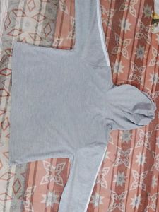 Grey crop sweat tshirt.
