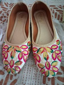 Embroidered Juttis/Mojaris