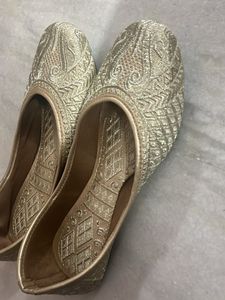 Elegant Golden Juttis