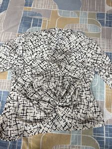 Abstract Print Twist Front Top