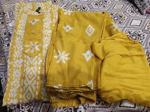 Women Printed Straight Kurta With Pant And Dupatta