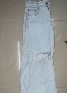 Light Wash Ripped Jeans ✨