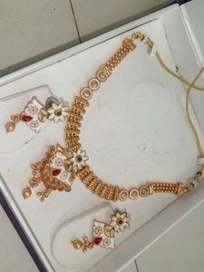 Elegant Gold Necklace and Earrings Set