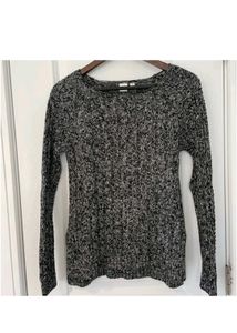 GAP BLACK AND WHITE SWEATER