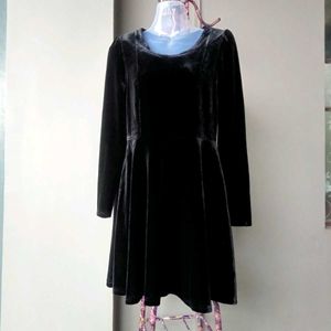 Elegant black velvet long sleeve dress