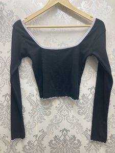 Black long-sleeve crop top