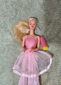 Vintage kissing  barbie with Pink Outfit