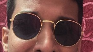 Stylish Round Sunglasses with Gold Frame