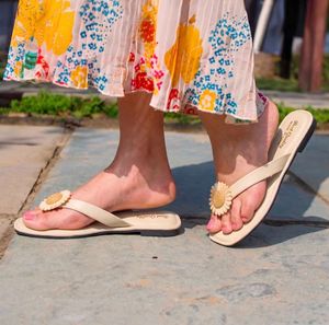 Cutesy Daisy beach flats🌼