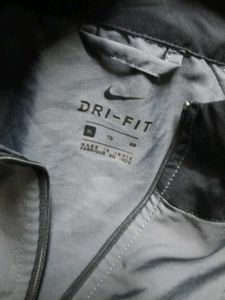 Nike drifit ( Windcheater )