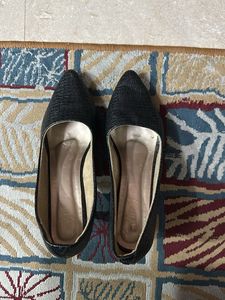 Chic Black Croc Embossed Flats
