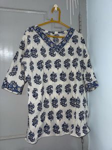 Blue floral print V-neck kurta