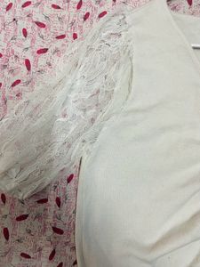 White Top With Net Ballooons Sleeves❤️
