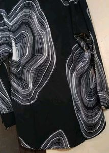 Black &amp; White Patterned Shirt + With Gift 🎁