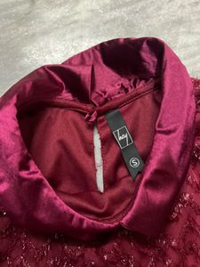 Chic Textured Berry Top with Peter Pan Collar