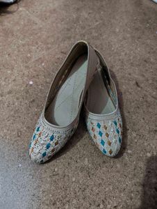 Embroidered Flat Juttis