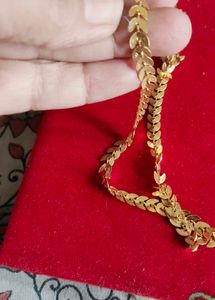 Elegant Gold Leaf Design Necklace