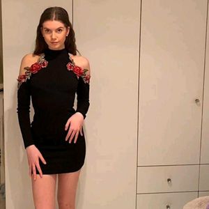 Chic Black Cold Shoulder Rose Dress