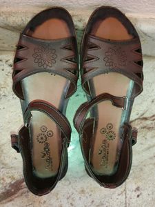 Walkaroo sandals With Back Covering