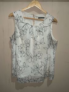 Chic White Floral Sleeveless Top