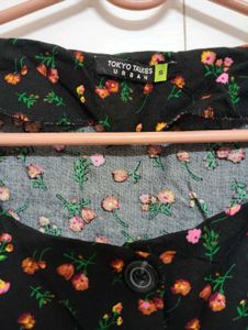 Cute Black Floral Tie-Front Crop Top
