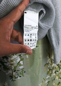 Benetton Men's Grey V-Neck Sweater