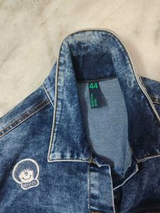 Stylish Sleeveless Denim Jacket with Patches