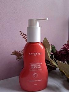 Dot & Key Strawberry Dew Micellar Face Wash