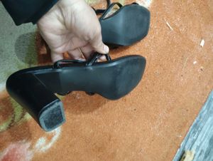 Elegant Black Heeled Sandals