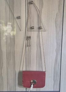 Chic Red Croc-Embossed Crossbody Bag