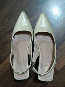 GNIST Golden Pointed Toe Heels with Strap