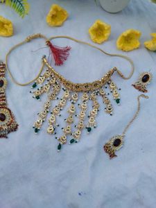 Exquisite Kundan &amp; Emerald Jewellery Set