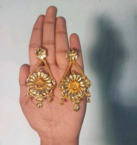 Exquisite Gold Necklace and Earring Set