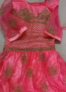 yeh dress bilkul new h ek bar bhi use nhi hua size