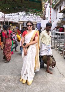 Elegant White &amp; Gold Saree whit red blause