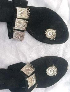 Stylish Black Sandals with Toe Ring