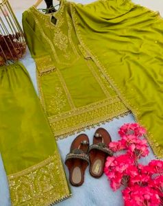 🥰💚Exquisite Embroidered Kurta Set