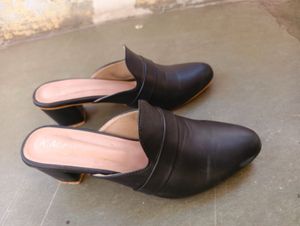 Black Mules - Chic &amp; Comfortable