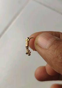Elegant Gold Nose Pin with Floral Design